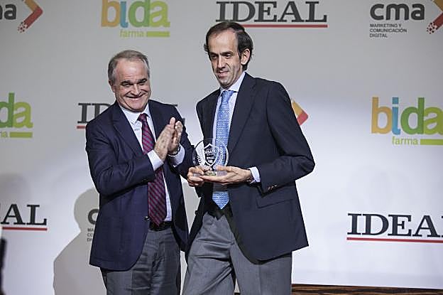 Antonio Mingorance, presidente de Bidafarma, entrega el premio al actor Alberto Nieto. 