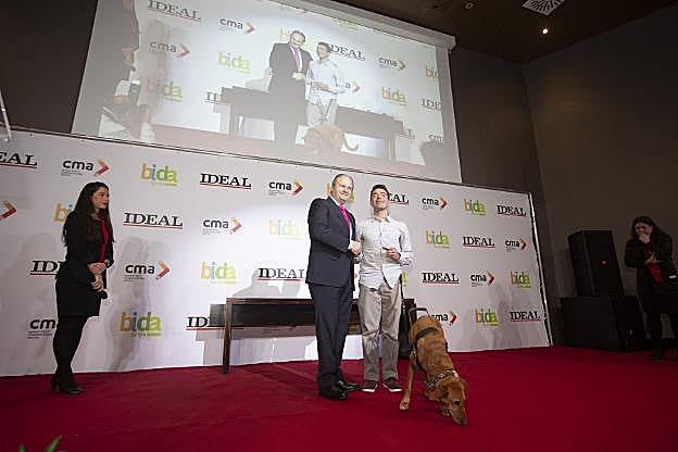 Aguilar recibe el premio de Justo Ruiz, junto a su perra Ama.