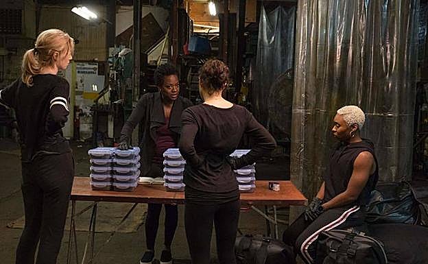 Las protagonistas de 'Viudas' deciden aliarse para solventar la deuda delictiva de sus difuntos esposos.