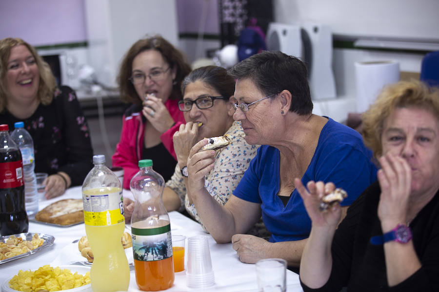Los Álamos, Huerta Carrasco, Cuertel de Simancas, Santa Adela y La Garnatilla cuentan con estos talleres en los que los usuarios realizan actividades como costura, actividad física, bailes y se organizan excursiones