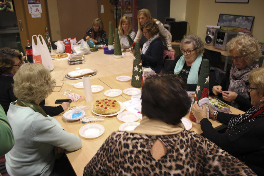Los Álamos, Huerta Carrasco, Cuertel de Simancas, Santa Adela y La Garnatilla cuentan con estos talleres en los que los usuarios realizan actividades como costura, actividad física, bailes y se organizan excursiones