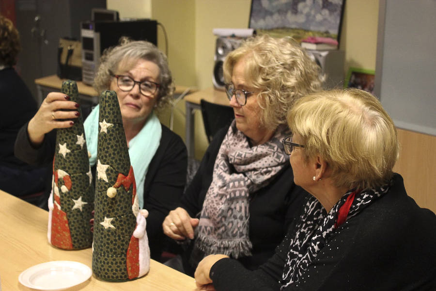 Los Álamos, Huerta Carrasco, Cuertel de Simancas, Santa Adela y La Garnatilla cuentan con estos talleres en los que los usuarios realizan actividades como costura, actividad física, bailes y se organizan excursiones