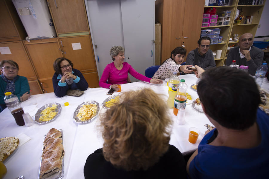 Los Álamos, Huerta Carrasco, Cuertel de Simancas, Santa Adela y La Garnatilla cuentan con estos talleres en los que los usuarios realizan actividades como costura, actividad física, bailes y se organizan excursiones