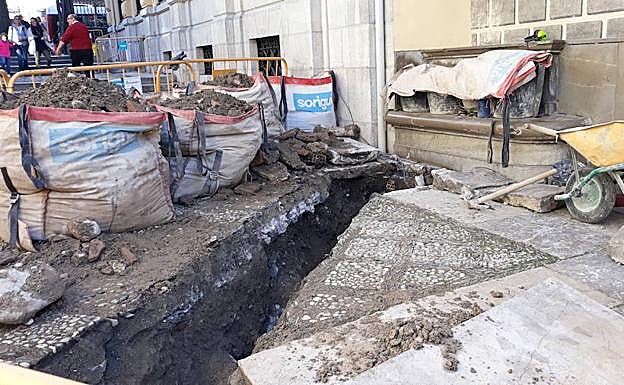 Una reforma en los baños de un banco obliga a abrir un socavón en calle Oficios