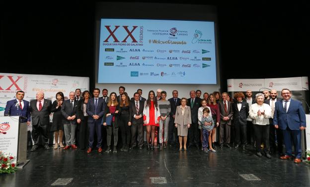 Foto de familia de los galardonados con los premios, junto a autoridades y miembros de la Federación de Hostelería.