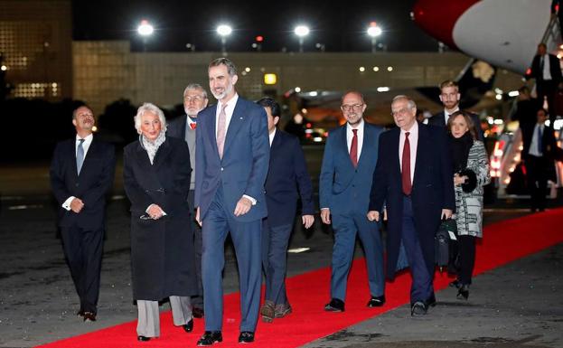 La futura secretaria de Gobernación de México, Olga Sánchez Cordero, recibe al rey Felipe VI.