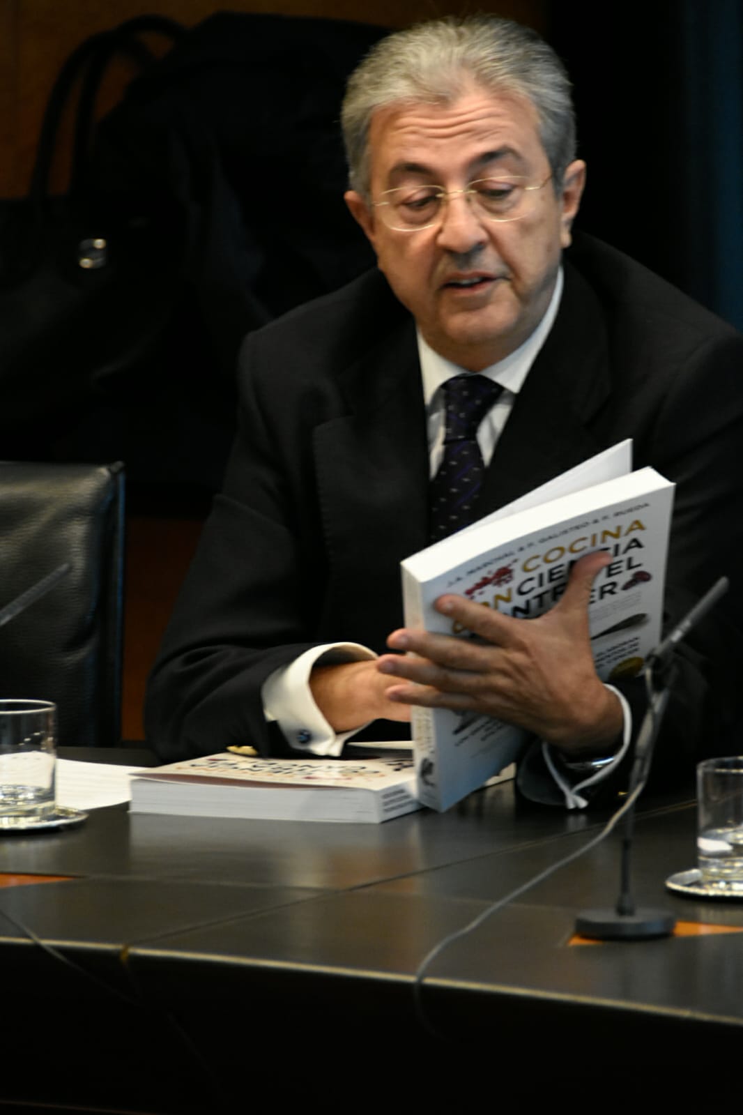 Presentación del libro 'Cocina conciencia contra el cáncer', en la Caja Rural de Granada