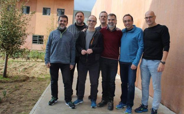 Los siete dirigentes independentistas presos en la cárcel de Lledoners se fotografían juntos.