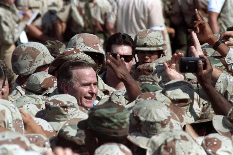 Bush arenga a las tropas estadounideneses durante la primera Guerra del Golfo, en 1991.