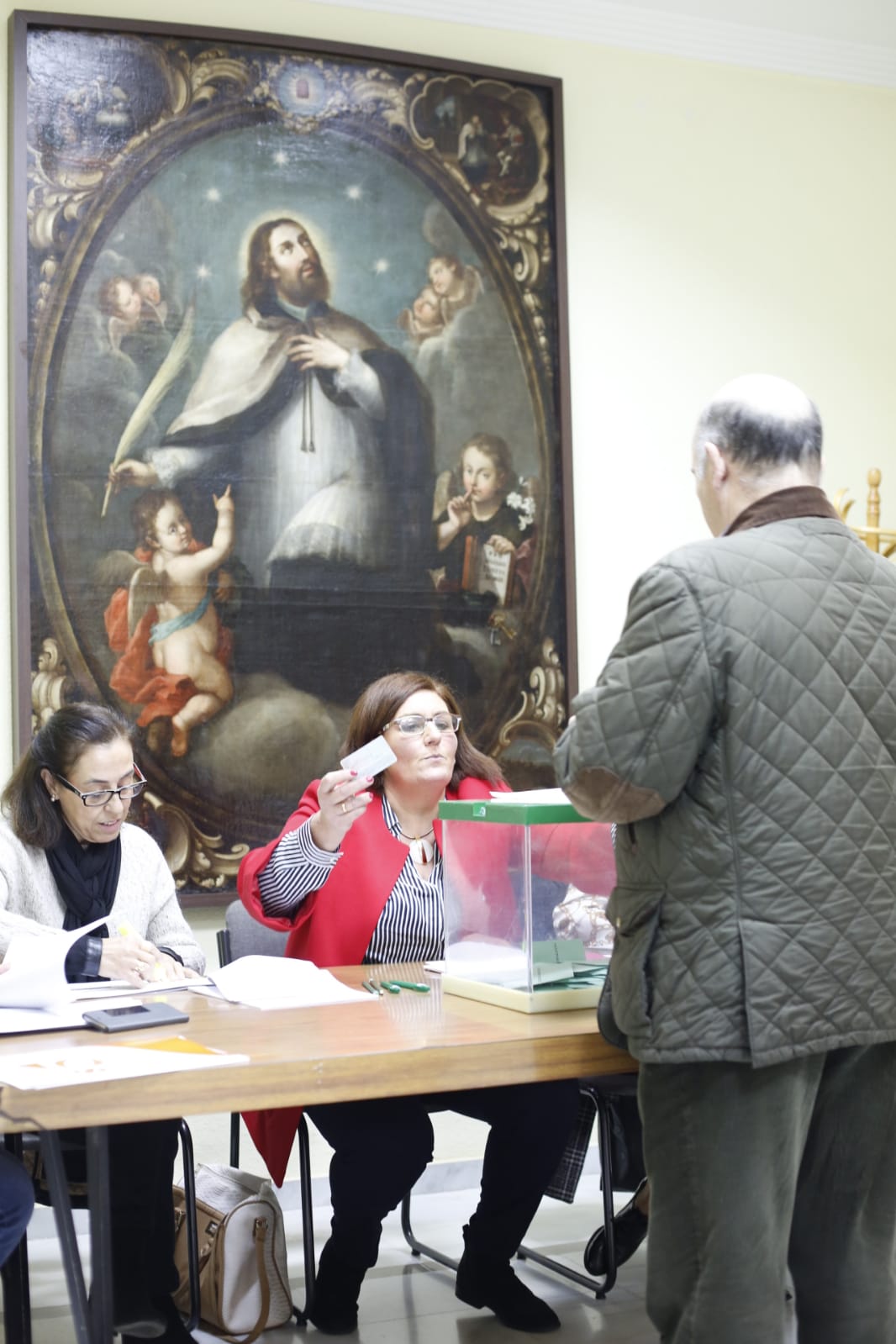 Ambiente prenavideño en un día de votaciones con un único incidente: el desalojo de dos personas en un colegio electoral de la Chana por la lectura de un manifiesto