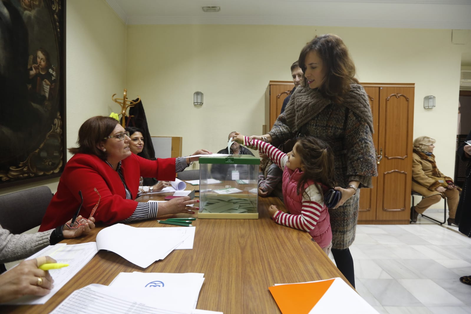 Ambiente prenavideño en un día de votaciones con un único incidente: el desalojo de dos personas en un colegio electoral de la Chana por la lectura de un manifiesto