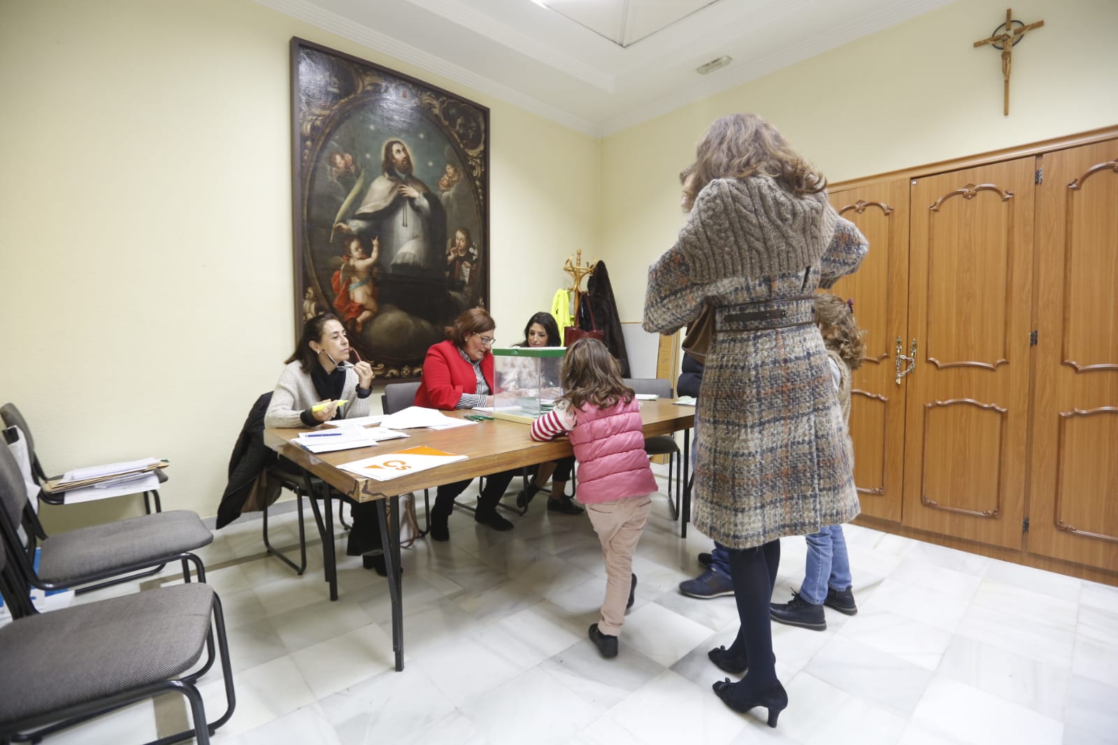 Ambiente prenavideño en un día de votaciones con un único incidente: el desalojo de dos personas en un colegio electoral de la Chana por la lectura de un manifiesto