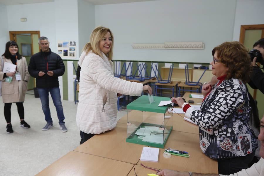 Ambiente prenavideño en un día de votaciones con un único incidente: el desalojo de dos personas en un colegio electoral de la Chana por la lectura de un manifiesto