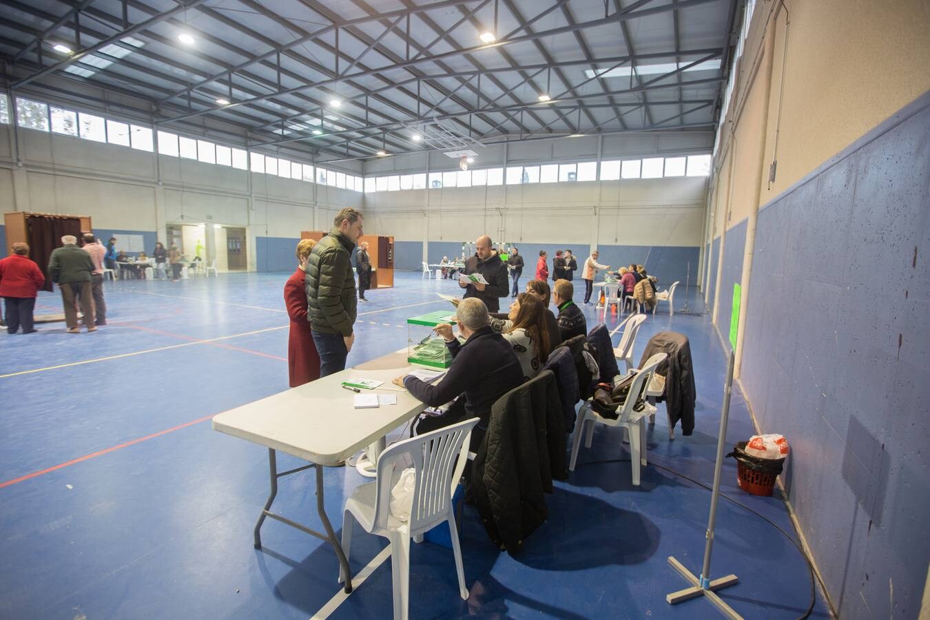 Ambiente prenavideño en un día de votaciones con un único incidente: el desalojo de dos personas en un colegio electoral de la Chana por la lectura de un manifiesto