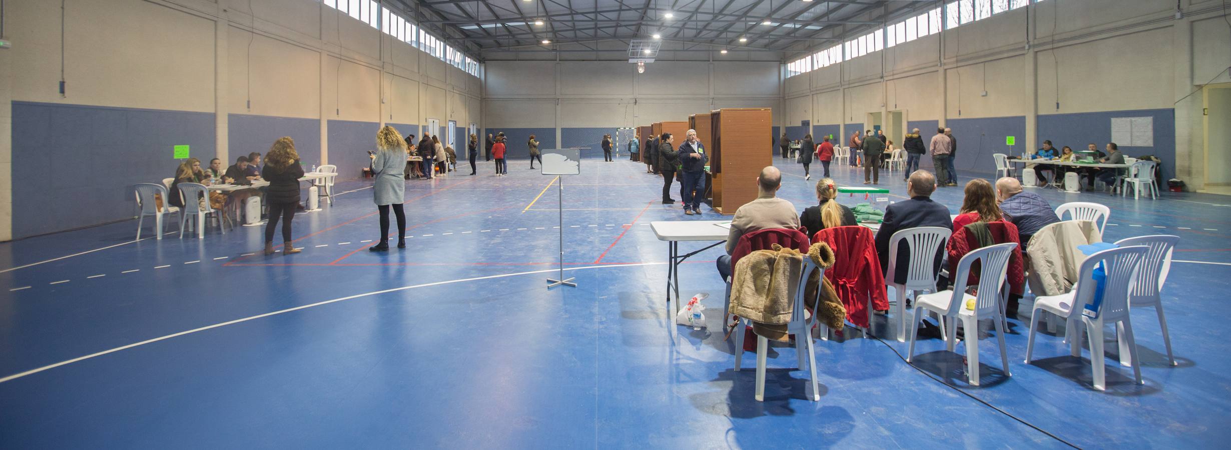 Ambiente prenavideño en un día de votaciones con un único incidente: el desalojo de dos personas en un colegio electoral de la Chana por la lectura de un manifiesto