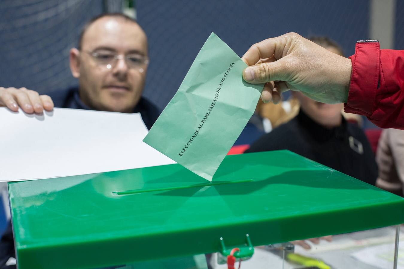 Ambiente prenavideño en un día de votaciones con un único incidente: el desalojo de dos personas en un colegio electoral de la Chana por la lectura de un manifiesto