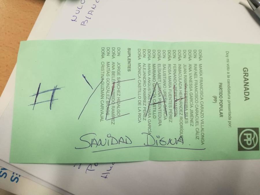 Imagen secundaria 1 - Algunos de los votos nulos aparecidos en las urnas de Motril. 