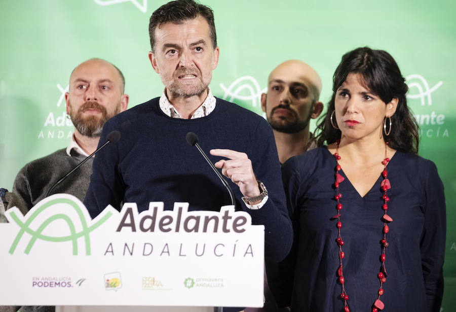 Antonio Maíllo y Teresa Rodríguez, candidatos de Adelante Andalucía, cariacontecidos tras conocer el resultado electoral del 2D.