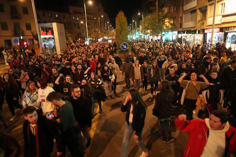 La concentración, convocada a las 18.00 horas, ha derivado en una manifestación que ha obligado a cortar calles del centro.