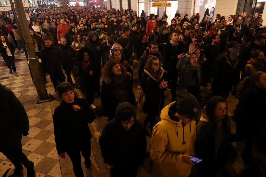 La concentración, convocada a las 18.00 horas, ha derivado en una manifestación que ha obligado a cortar calles del centro.
