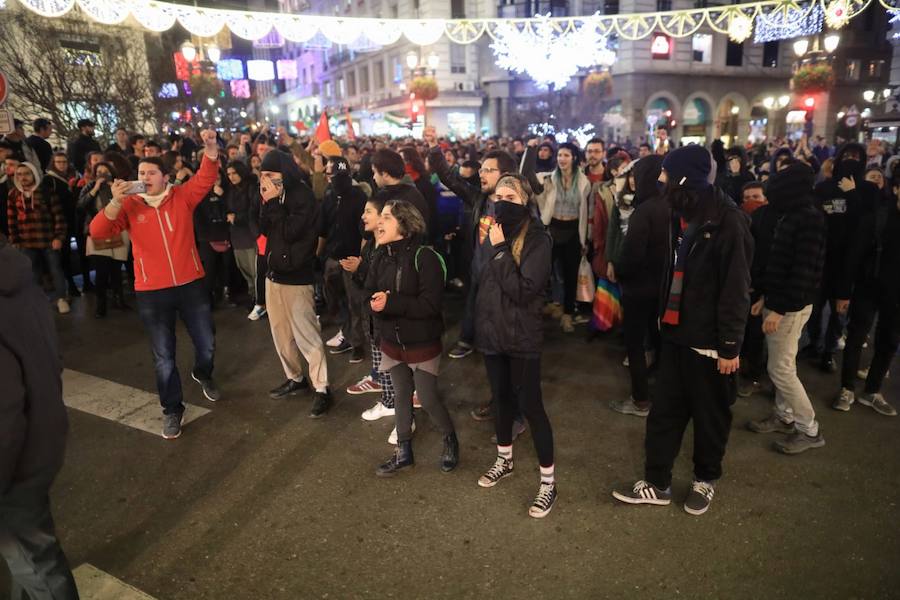 La concentración, convocada a las 18.00 horas, ha derivado en una manifestación que ha obligado a cortar calles del centro.