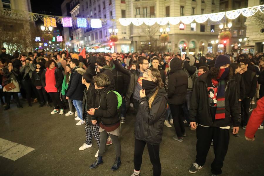 La concentración, convocada a las 18.00 horas, ha derivado en una manifestación que ha obligado a cortar calles del centro.
