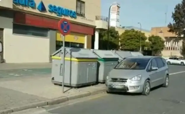 Deja a dos menores solos en un coche mal aparcado durante 20 minutos y acaba denunciado