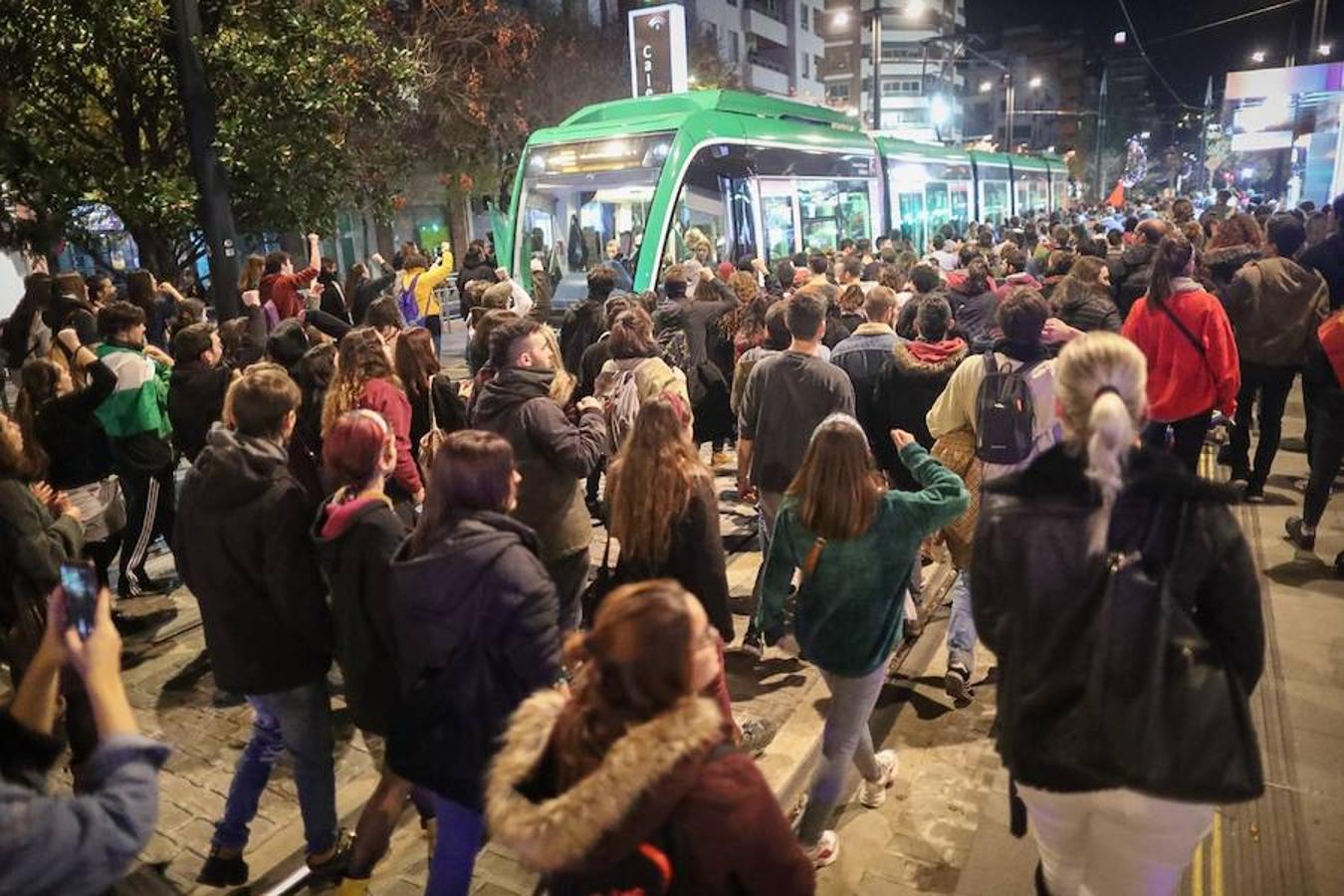 La concentración, convocada a las 18.00 horas, ha derivado en una manifestación que ha obligado a cortar calles del centro.