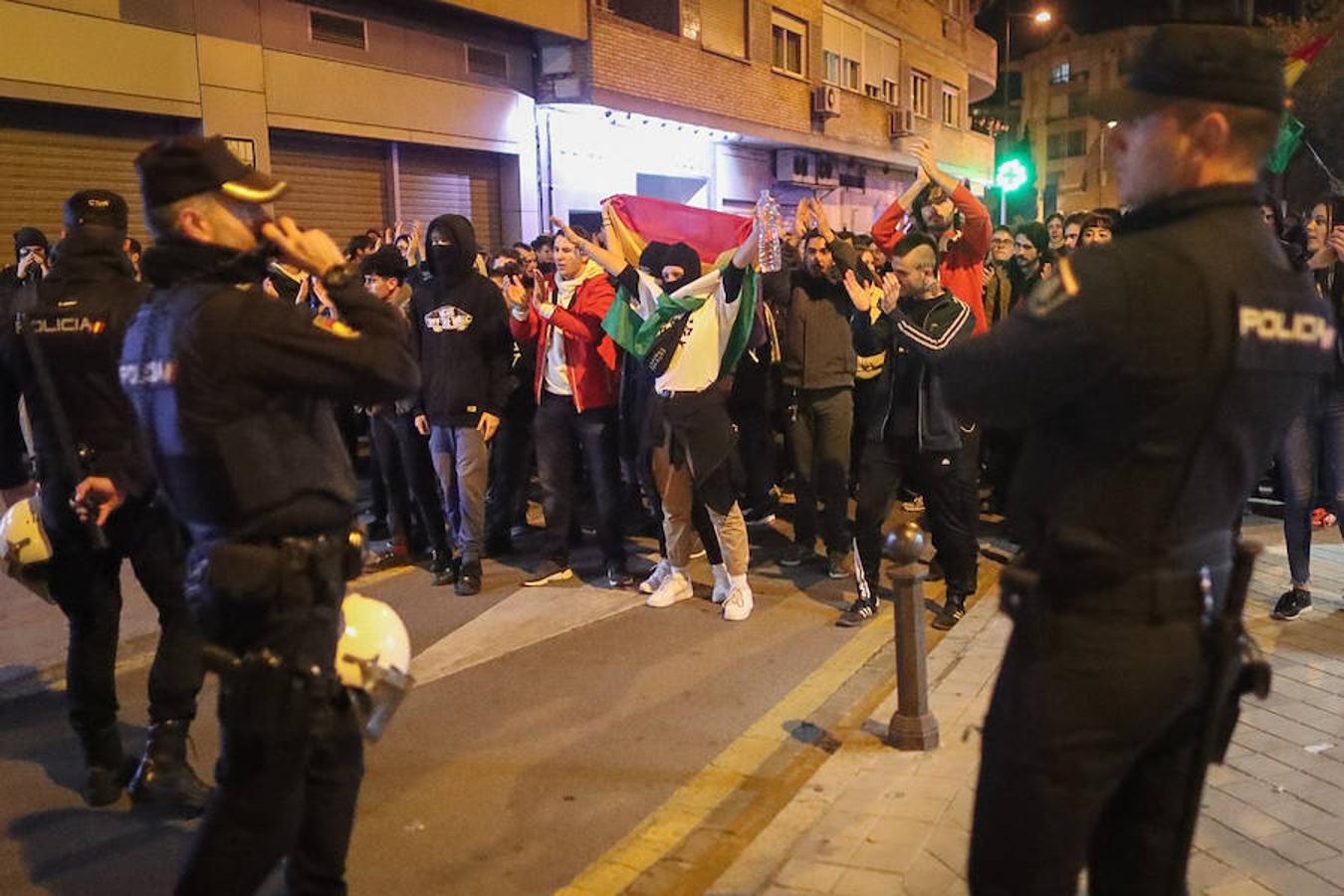 La concentración, convocada a las 18.00 horas, ha derivado en una manifestación que ha obligado a cortar calles del centro.