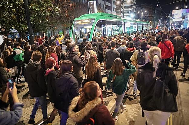 Los manifestantes interrumpieron el tránsito del metro.