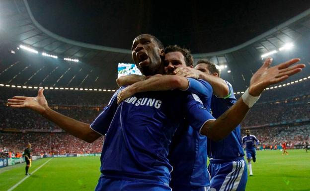 Drogba y Mata celebran el gol de córner marcado en la final de la Champions 2012.