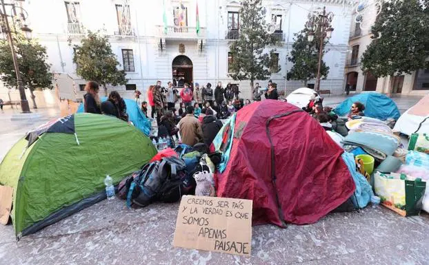 Varias tiendas de campaña, en la plaza del Carmen