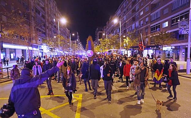 La manifestación de este martes a su paso por Camino Ronda. 