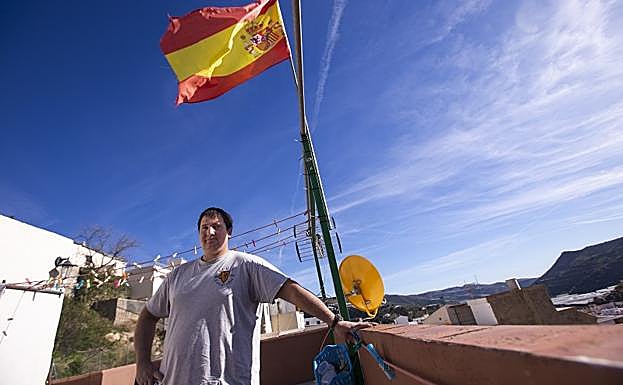 Plácido Rodríguez posa en la azotea de su casa donde colocó «hace años» una bandera de España. 