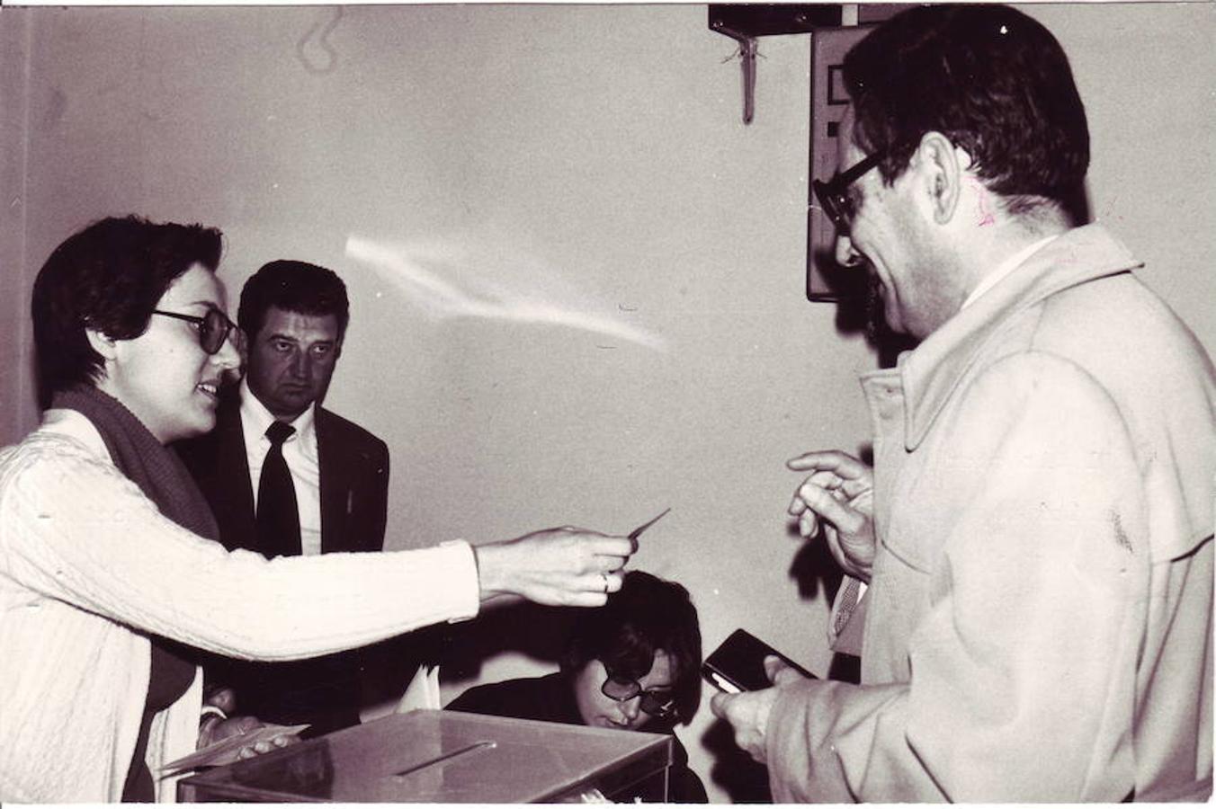 José Manuel Pita Andrade, deposita su voto en el colegio electoral instalado en la Delegación de Hacienda en las elecciones de 1978. Se da la circunstancia que su hija presidía el colegio.