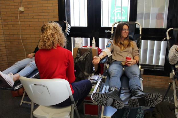 Dos donantes de sangre durante una colecta en Almería.