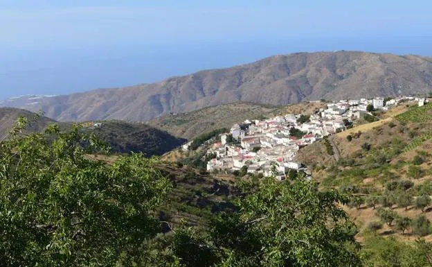 Vista panorámica de la localidad alpujarreña de Albondón. 