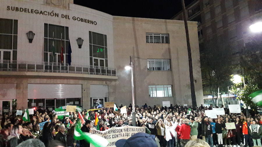 700 personas protestan en la plaza de las Batallas contra la entrada de la ultra derecha en la Cámara andaluza tras las elecciones del domingo