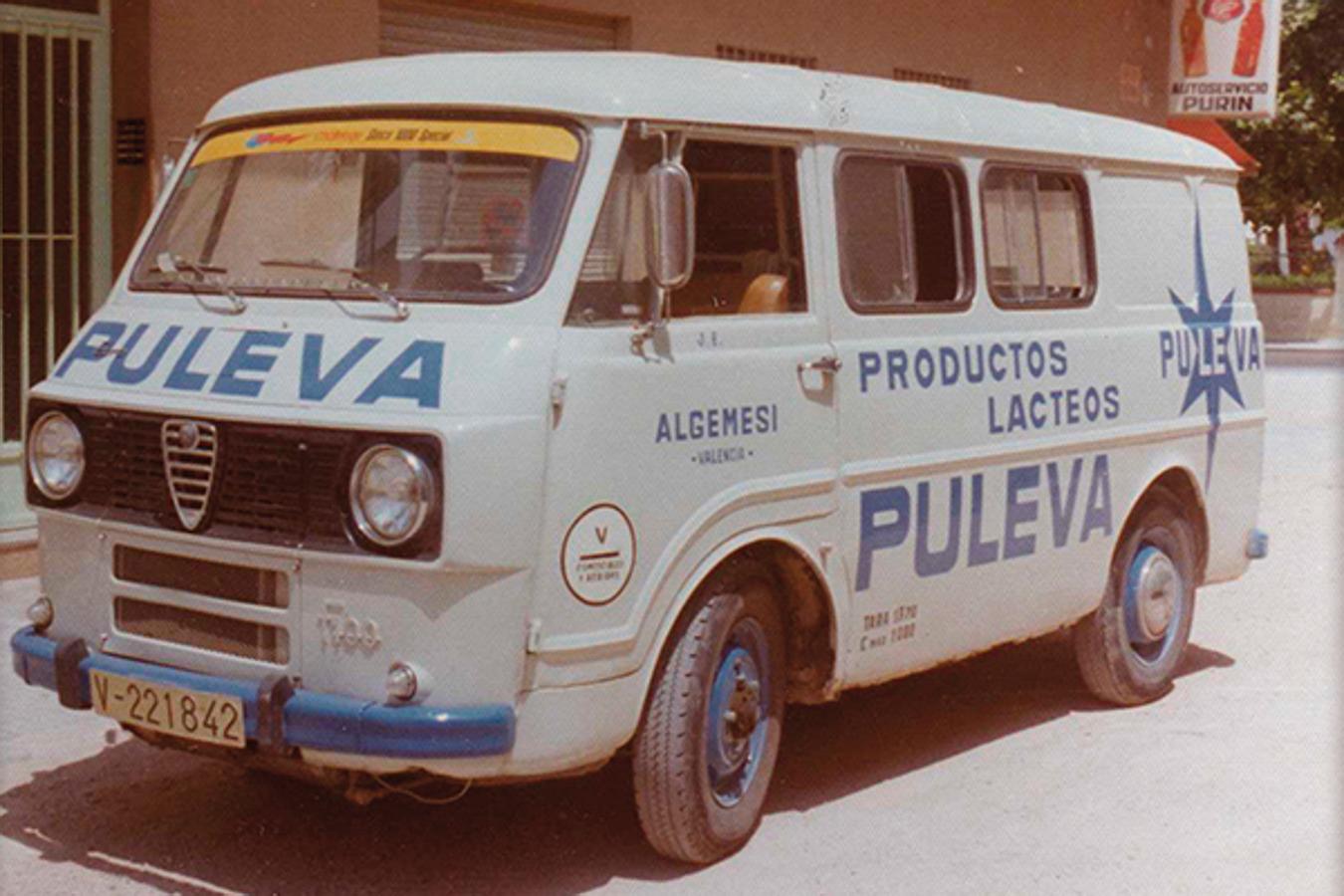 1963 UNA NUEVA FLOTA. Este año se acometió la reforma de la flota de camiones de reparto, la adquisición de vehículos nuevos y la provisión de vehículos pequeños para poder acceder a la difícil trama urbana de las calles de Granada.