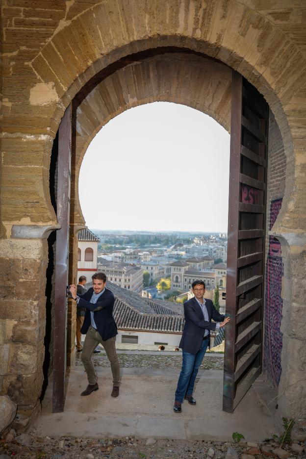 El delegado de Cultura de la Junta, Guillermo Quero; y el alcalde de Granada, Paco Cuenca, abren Puerta Monaita para enseñar el paseo sobre la Muralla Zirí. 