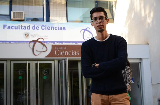 Samir Torres en la Facultad de Ciencias donde prepara su doctorado. 