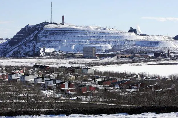 Vista general de Kiruna, en el norte de Suecia, con la montaña de material extraído de la mina rompiendo el horizonte. 