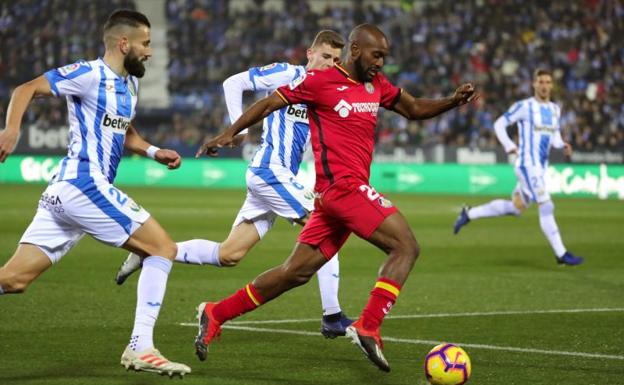 El jugador del Leganés, Dimitrios Siovas, intenta arrebatar el balón a Dimitri Foulquier, del Getafe.