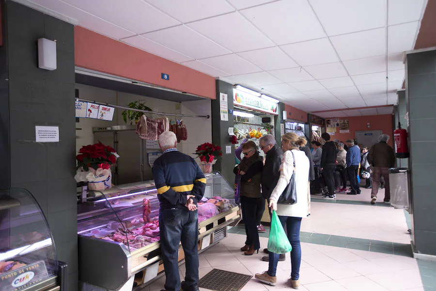 Los mercados de la Costa languidecen a la sombra de las grandes superficies. Los comerciantes de Motril se quejan de un suelo que resbala, de la falta de aparcamientos o del frío y el calor que hace en el edificio 