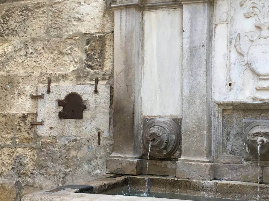 El Arzobispado ha detectado dos pintadas recientes, investigadas por la Policía Local, que se suman a las que no se pueden borrar o 'reaparecen' con el tiempo