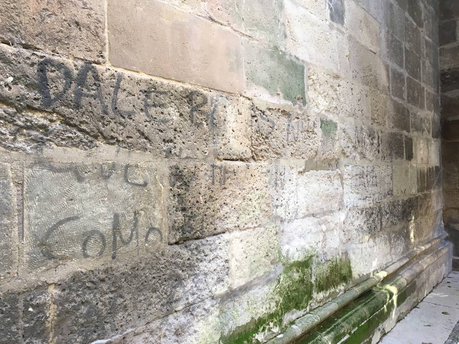 El Arzobispado ha detectado dos pintadas recientes, investigadas por la Policía Local, que se suman a las que no se pueden borrar o 'reaparecen' con el tiempo