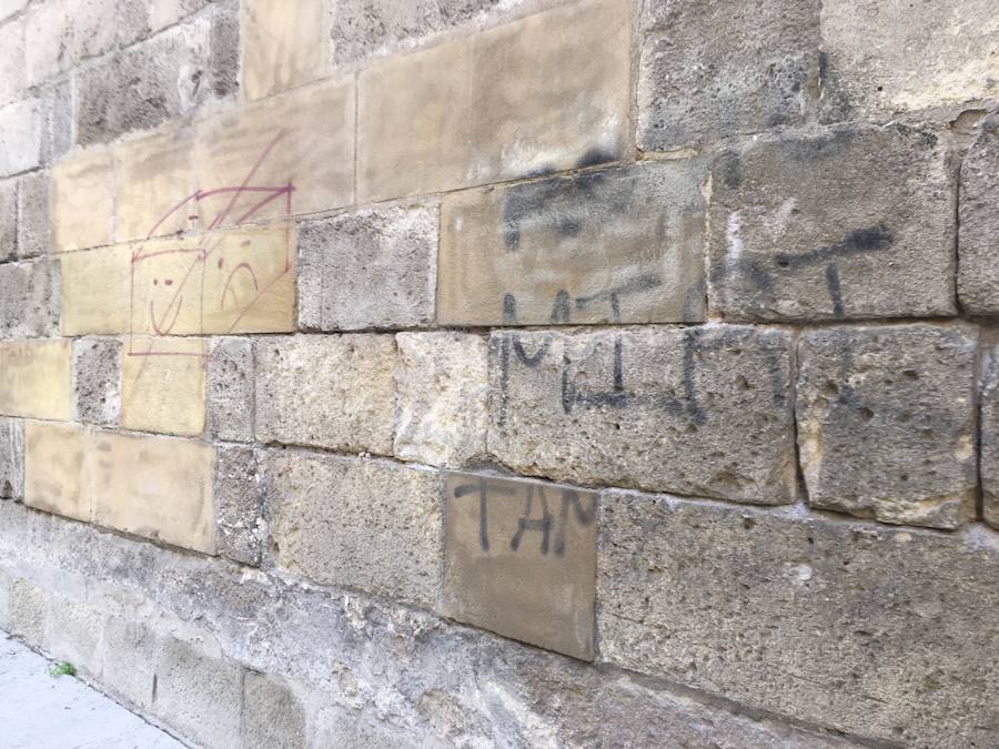 El Arzobispado ha detectado dos pintadas recientes, investigadas por la Policía Local, que se suman a las que no se pueden borrar o 'reaparecen' con el tiempo