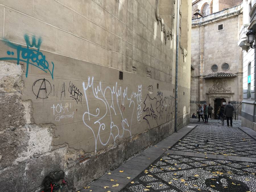 El Arzobispado ha detectado dos pintadas recientes, investigadas por la Policía Local, que se suman a las que no se pueden borrar o 'reaparecen' con el tiempo