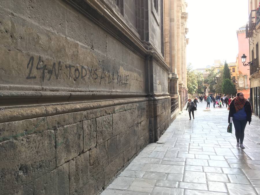 El Arzobispado ha detectado dos pintadas recientes, investigadas por la Policía Local, que se suman a las que no se pueden borrar o 'reaparecen' con el tiempo