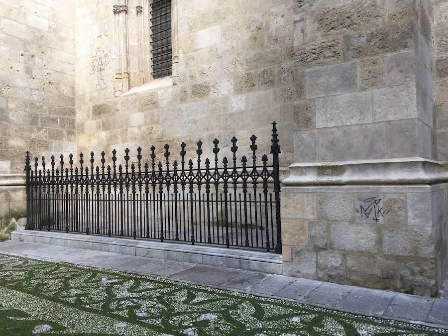 El Arzobispado ha detectado dos pintadas recientes, investigadas por la Policía Local, que se suman a las que no se pueden borrar o 'reaparecen' con el tiempo